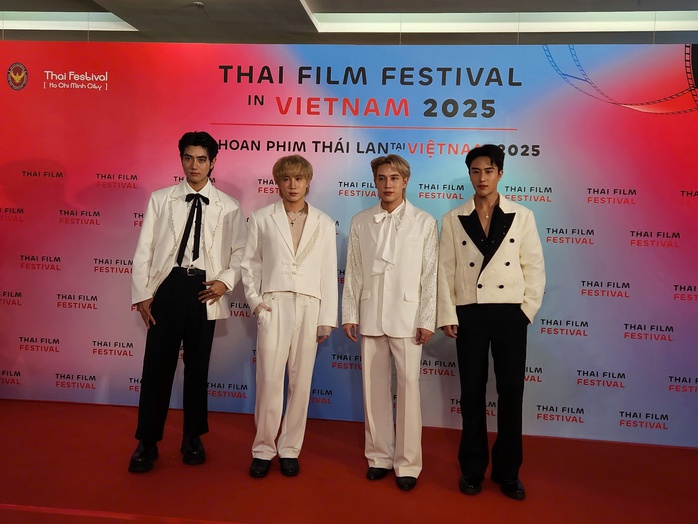 NSƯT Kim Tuyến và dàn sao Việt khuấy động thảm đỏ LHP Thái- Ảnh 17. NSƯT Kim Tuyến và dàn sao Việt khuấy động thảm đỏ LHP Thái- Ảnh 17.