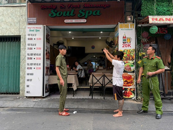 Nam thanh niên khai: Nhận tạt sơn ở quận 1 giá 5 triệu nhưng “chỉ chia cho bạn 500.000 đồng”- Ảnh 1. Nam thanh niên khai: Nhận tạt sơn ở quận 1 giá 5 triệu nhưng “chỉ chia cho bạn 500.000 đồng”- Ảnh 1.