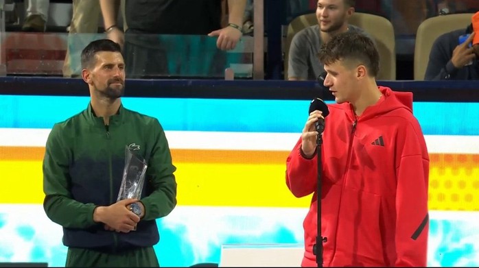 Tay vợt 19 tuổi Jakub Mensik ngăn thần tượng Djokovic đoạt danh hiệu ATP thứ 100- Ảnh 2. Tay vợt 19 tuổi Jakub Mensik ngăn thần tượng Djokovic đoạt danh hiệu ATP thứ 100- Ảnh 2.