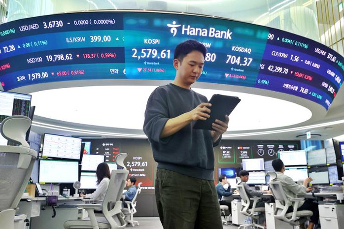 Thông tin chứng khoán, tỉ giá hiển thị tại phòng giao dịch của một ngân hàng ở Hàn Quốc.Ảnh: YONHAP Thông tin chứng khoán, tỉ giá hiển thị tại phòng giao dịch của một ngân hàng ở Hàn Quốc.Ảnh: YONHAP