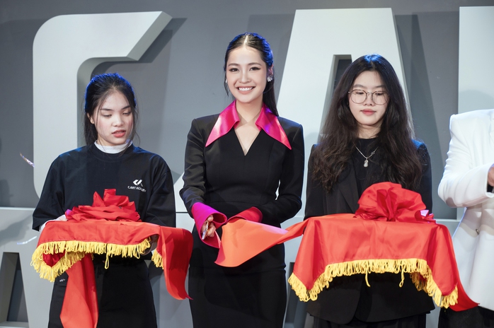 Hoa hậu Nông Thúy Hằng chúc mừng bộ đôi đạo diễn Song Anh- Ảnh 4.