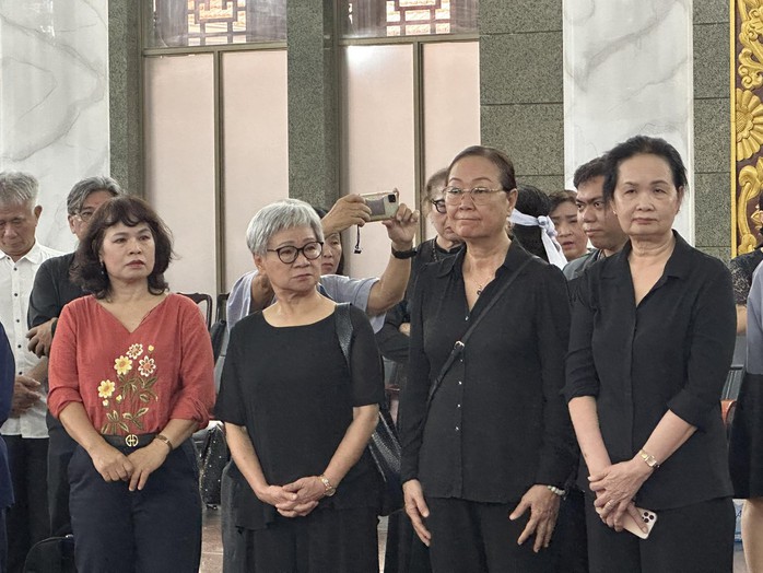 Tiễn đưa nhạc sĩ Lư Nhất Vũ về nơi an nghỉ cuối cùng- Ảnh 4. Tiễn đưa nhạc sĩ Lư Nhất Vũ về nơi an nghỉ cuối cùng- Ảnh 4.