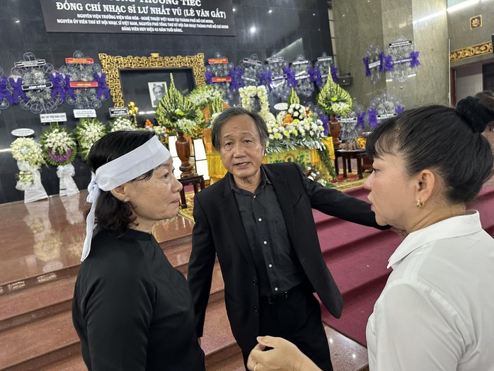 Tiễn đưa nhạc sĩ Lư Nhất Vũ về nơi an nghỉ cuối cùng- Ảnh 9. Tiễn đưa nhạc sĩ Lư Nhất Vũ về nơi an nghỉ cuối cùng- Ảnh 9.