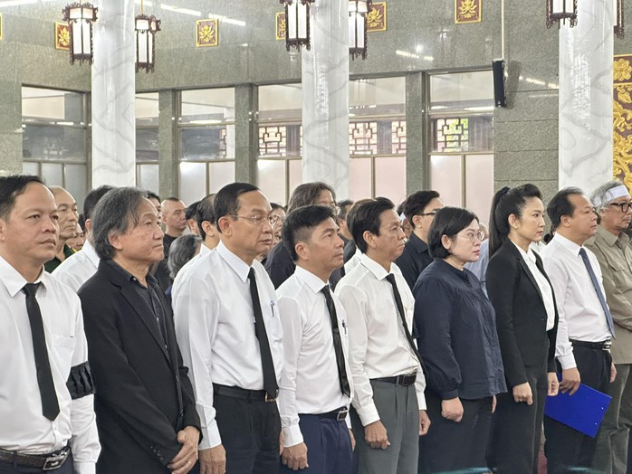 Tiễn đưa nhạc sĩ Lư Nhất Vũ về nơi an nghỉ cuối cùng- Ảnh 8. Tiễn đưa nhạc sĩ Lư Nhất Vũ về nơi an nghỉ cuối cùng- Ảnh 8.