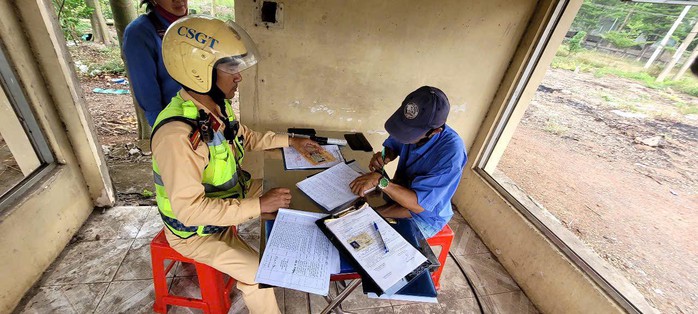 Đồng Nai: CSGT Suối Tre phạt nặng tài xế điều khiển xe buýt ngược chiều trên Quốc lộ 1- Ảnh 1.