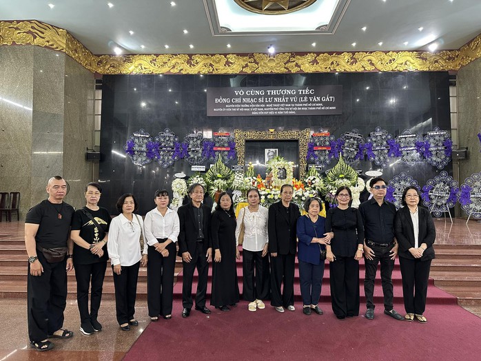 Tiễn đưa nhạc sĩ Lư Nhất Vũ về nơi an nghỉ cuối cùng- Ảnh 7. Tiễn đưa nhạc sĩ Lư Nhất Vũ về nơi an nghỉ cuối cùng- Ảnh 7.