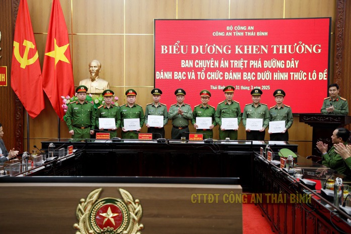 Phá đường dây cờ bạc ngàn tỉ do "doanh nhân thành đạt" Tuấn "chợ Gốc" cầm đầu- Ảnh 4. Phá đường dây cờ bạc ngàn tỉ do "doanh nhân thành đạt" Tuấn "chợ Gốc" cầm đầu- Ảnh 4.