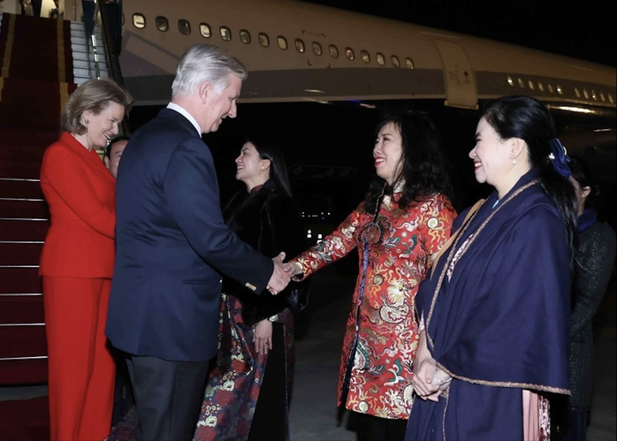 Nhà Vua và Hoàng hậu Bỉ đến Hà Nội, bắt đầu thăm Việt Nam- Ảnh 2. Nhà Vua và Hoàng hậu Bỉ đến Hà Nội, bắt đầu thăm Việt Nam- Ảnh 2.
