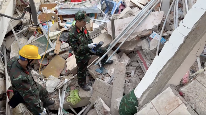 Video: Đội cứu hộ Việt Nam xác định 2 vị trí nghi có nạn nhân động đất tại Myanmar- Ảnh 9. Video: Đội cứu hộ Việt Nam xác định 2 vị trí nghi có nạn nhân động đất tại Myanmar- Ảnh 9.