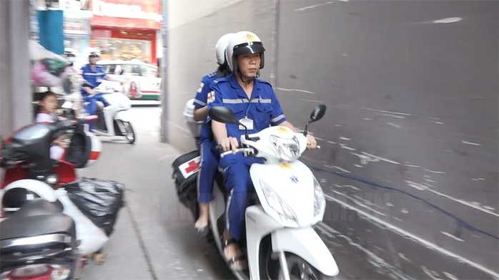Bệnh nhân ngưng tim, nhân viên y tế hướng dẫn qua điện thoại cho người nhà sơ cứu kịp thời- Ảnh 2.
