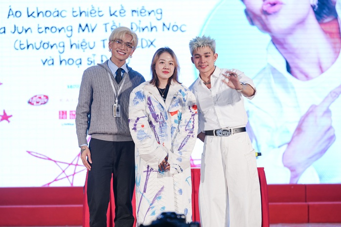 Jun đấu giá áo khoác Vợ người ta