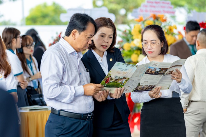 Khởi công dự án Essensia Parkway là lời khẳng định tiếp theo của Phú Long trong hành trình nâng tầm chất sống tại khu vực Nam Sài Gòn. Ảnh: Hoàng Nam Khởi công dự án Essensia Parkway là lời khẳng định tiếp theo của Phú Long trong hành trình nâng tầm chất sống tại khu vực Nam Sài Gòn. Ảnh: Hoàng Nam