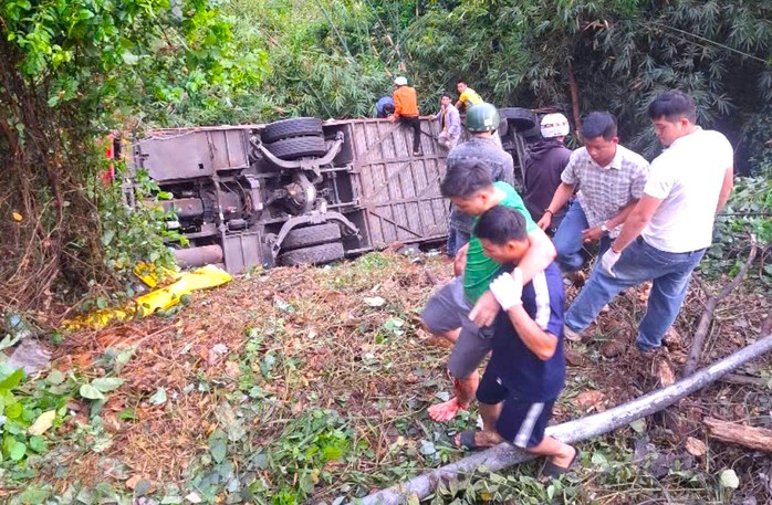 Vụ xe khách rơi xuống vực đèo Bảo Lộc: Tạm giữ tài xế để điều tra- Ảnh 1. Vụ xe khách rơi xuống vực đèo Bảo Lộc: Tạm giữ tài xế để điều tra- Ảnh 1.
