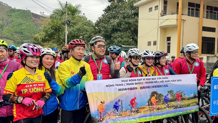 300 vận động viên tham gia "Đạp xe qua biên giới, hữu nghị đồng hành" Việt Nam - Trung Quốc- Ảnh 3. 300 vận động viên tham gia "Đạp xe qua biên giới, hữu nghị đồng hành" Việt Nam - Trung Quốc- Ảnh 3.