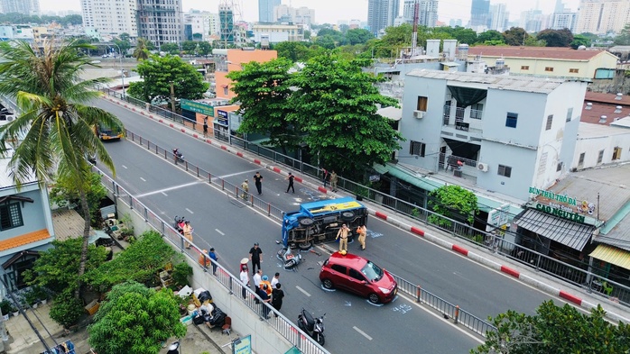 TP HCM: Ô tô tải lật, cảnh sát phong toả cầu Chữ Y- Ảnh 2. TP HCM: Ô tô tải lật, cảnh sát phong toả cầu Chữ Y- Ảnh 2.