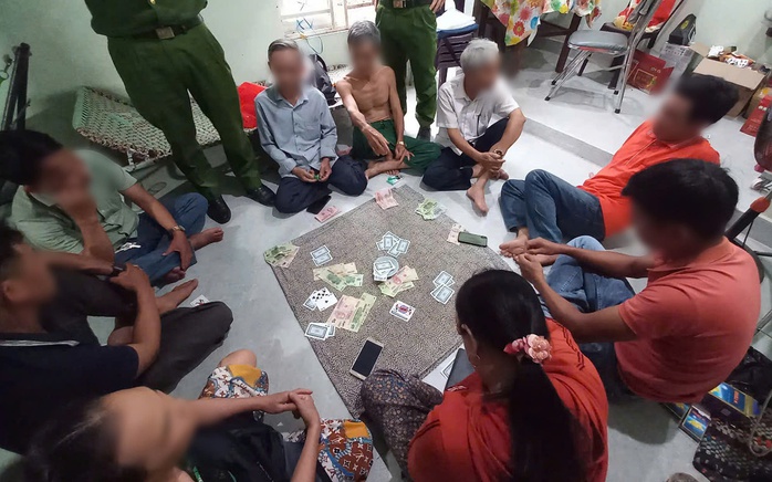 Bắt quả tang 9 người say sưa đánh bạc ở Quảng Nam- Ảnh 1. Bắt quả tang 9 người say sưa đánh bạc ở Quảng Nam- Ảnh 1.