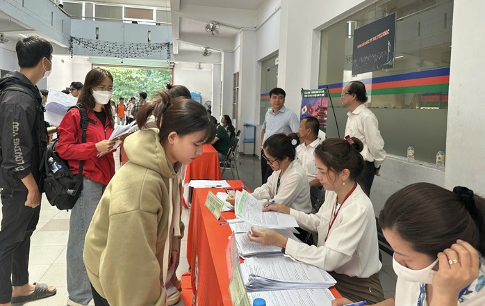 Nhiều sinh viên mới tốt nghiệp chật vật thích nghi với môi trường làm việc- Ảnh 1. Nhiều sinh viên mới tốt nghiệp chật vật thích nghi với môi trường làm việc- Ảnh 1.