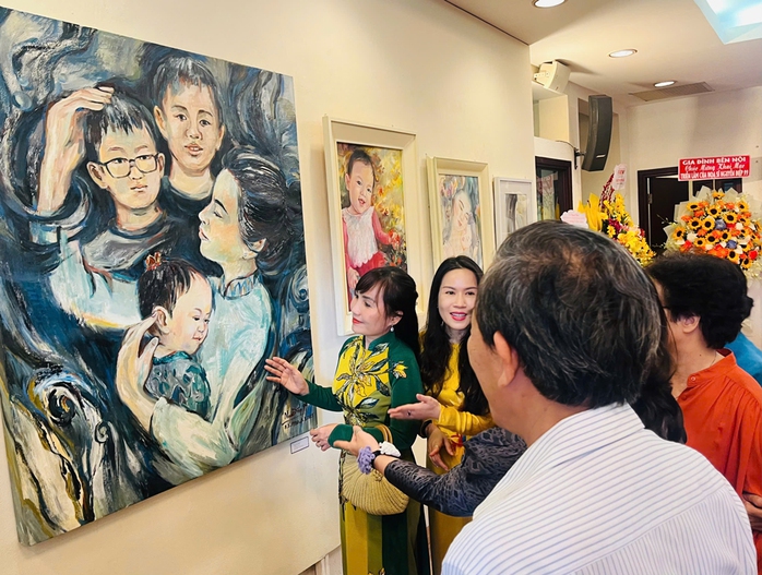 Khách tham quan triển lãm mỹ thuật “Mẹ và con” Khách tham quan triển lãm mỹ thuật “Mẹ và con”