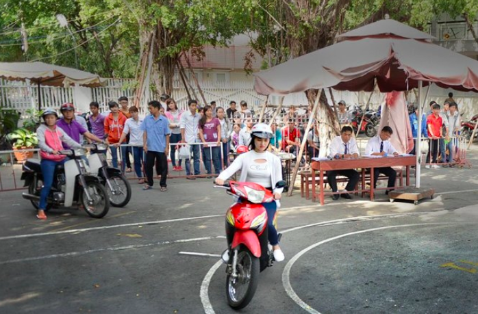 Người có giấy phép lái xe ô tô được miễn sát hạch lý thuyết xe máy- Ảnh 1. Người có giấy phép lái xe ô tô được miễn sát hạch lý thuyết xe máy- Ảnh 1.