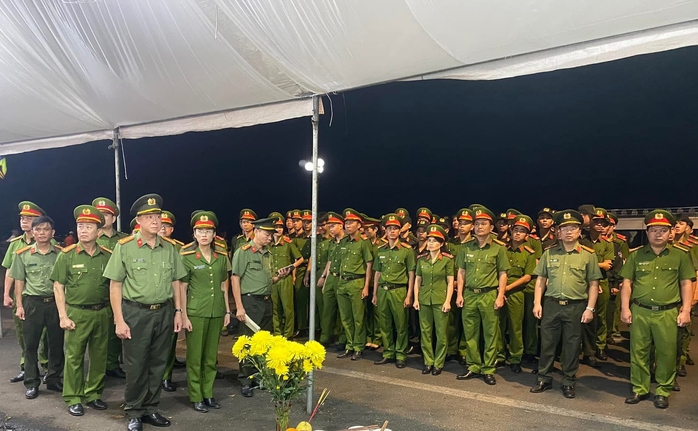 Đồng đội, người dân xót thương chiến sĩ hy sinh khi khống chế đối tượng nguy hiểm- Ảnh 4. Đồng đội, người dân xót thương chiến sĩ hy sinh khi khống chế đối tượng nguy hiểm- Ảnh 4.