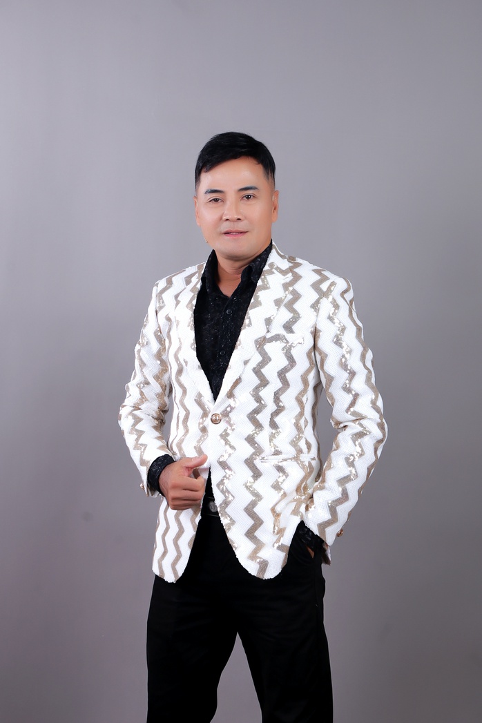 Chế Thanh tiết lộ "đổi đời" chỉ với một bài hát- Ảnh 4. Chế Thanh tiết lộ "đổi đời" chỉ với một bài hát- Ảnh 4.