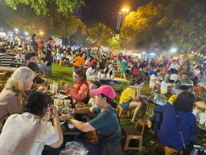 Kinh tế đêm không chỉ có chợ đêm!- Ảnh 2. Kinh tế đêm không chỉ có chợ đêm!- Ảnh 2.