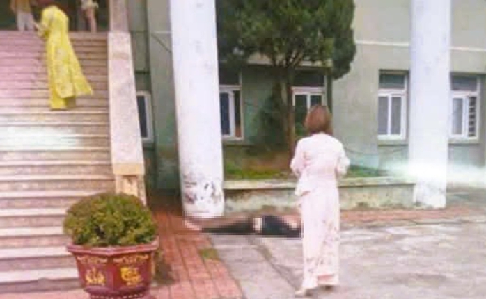 Nữ sinh viên rơi từ tầng cao trong khuôn viên trường đại học xuống tử vong- Ảnh 1. Nữ sinh viên rơi từ tầng cao trong khuôn viên trường đại học xuống tử vong- Ảnh 1.
