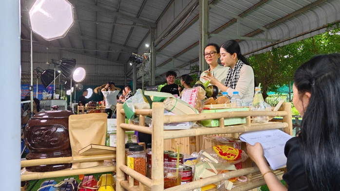 Giải mã cơn giận dữ của dư luận với “chiến thần livestream” Phạm Thoại, Hằng Du Mục...- Ảnh 3. Giải mã cơn giận dữ của dư luận với “chiến thần livestream” Phạm Thoại, Hằng Du Mục...- Ảnh 3.