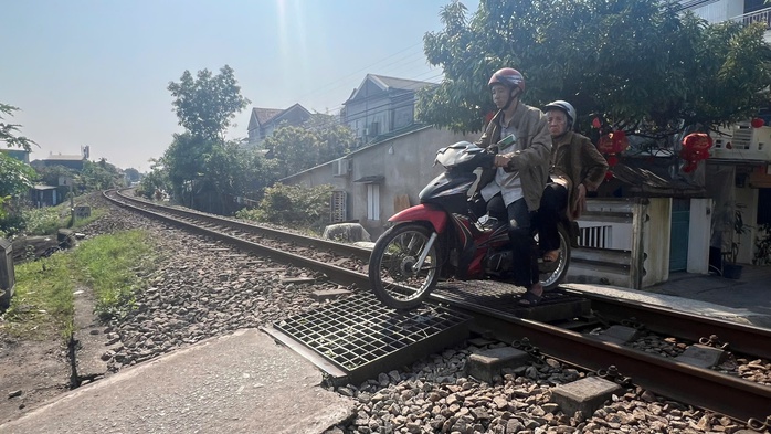 Nguy hiểm rình rập với đường ngang tự mở- Ảnh 1. Nguy hiểm rình rập với đường ngang tự mở- Ảnh 1.