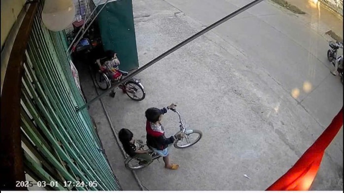 Xúc động câu chuyện 3 cháu nhỏ đạp xe gần 50km tìm cha- Ảnh 1. Xúc động câu chuyện 3 cháu nhỏ đạp xe gần 50km tìm cha- Ảnh 1.