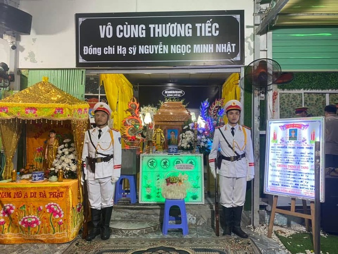 Đồng đội, người dân xót thương chiến sĩ hy sinh khi khống chế đối tượng nguy hiểm- Ảnh 2. Đồng đội, người dân xót thương chiến sĩ hy sinh khi khống chế đối tượng nguy hiểm- Ảnh 2.