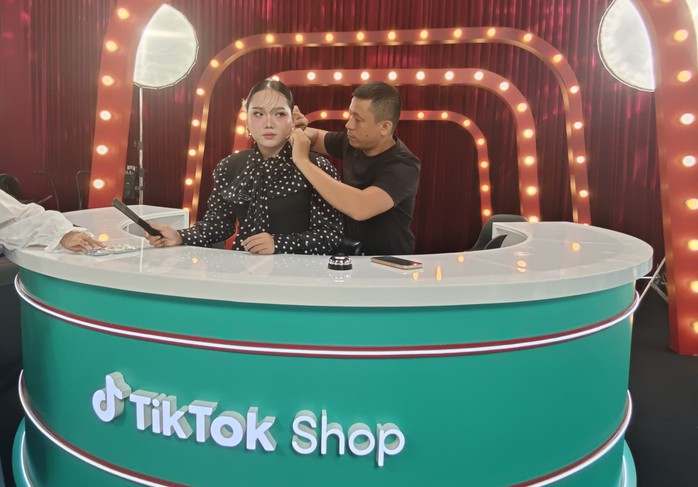 Giải mã cơn giận dữ của dư luận với “chiến thần livestream” Phạm Thoại, Hằng Du Mục...- Ảnh 2. Giải mã cơn giận dữ của dư luận với “chiến thần livestream” Phạm Thoại, Hằng Du Mục...- Ảnh 2.