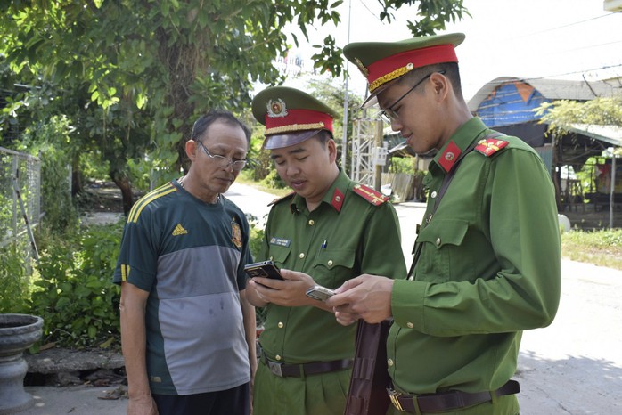 Truy vết người đàn ông lừa hàng chục phụ nữ, chiếm đoạt số tiền cực lớn- Ảnh 1. Truy vết người đàn ông lừa hàng chục phụ nữ, chiếm đoạt số tiền cực lớn- Ảnh 1.