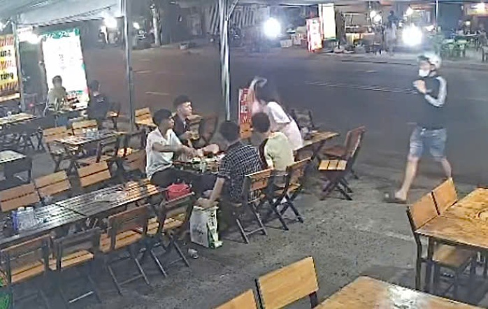 Nguyên nhân cô gái đập ly, 2 thanh niên lao vào chém 4 người ở TP Thủ Đức- Ảnh 1. Nguyên nhân cô gái đập ly, 2 thanh niên lao vào chém 4 người ở TP Thủ Đức- Ảnh 1.