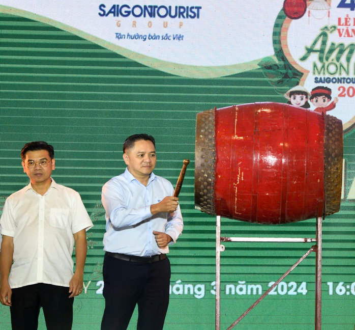 Ông Phạm Huy Bình - Chủ tịch Saigontourist Group, Trưởng ban chỉ đạo, đánh trống khai mạc lễ hội năm 2024 Ông Phạm Huy Bình - Chủ tịch Saigontourist Group, Trưởng ban chỉ đạo, đánh trống khai mạc lễ hội năm 2024