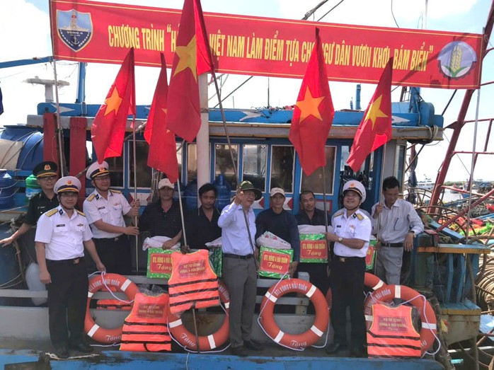 Cơ quan chức năng trao tặng cờ, phao cứu sinh và nhu yếu phẩm cho thành viên nghiệp đoàn nghề cá tại Bình Thuận Cơ quan chức năng trao tặng cờ, phao cứu sinh và nhu yếu phẩm cho thành viên nghiệp đoàn nghề cá tại Bình Thuận