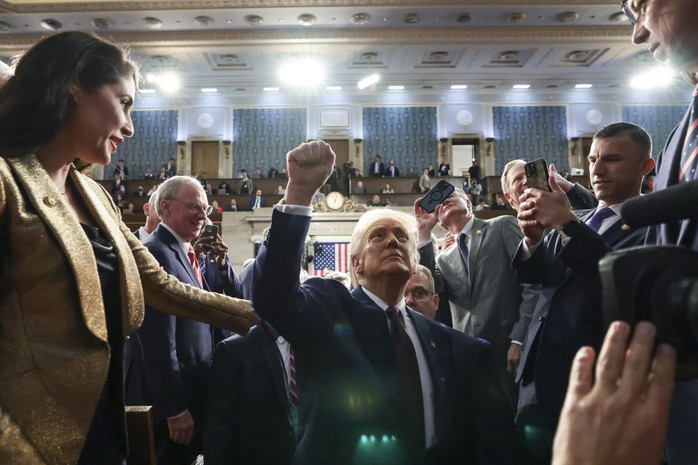 Tổng thống Mỹ Donald Trump giữa những người ủng hộ sau bài phát biểu trước Quốc hội Mỹ hôm 4-2 Ảnh: EPA-EFE Tổng thống Mỹ Donald Trump giữa những người ủng hộ sau bài phát biểu trước Quốc hội Mỹ hôm 4-2 Ảnh: EPA-EFE
