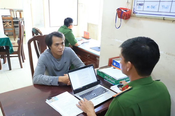 Bất ngờ “lý lịch” đối tượng “‘hổ báo” đánh người sau va
chạm giao thông”- Ảnh 1. Bất ngờ “lý lịch” đối tượng “‘hổ báo” đánh người sau va
chạm giao thông”- Ảnh 1.