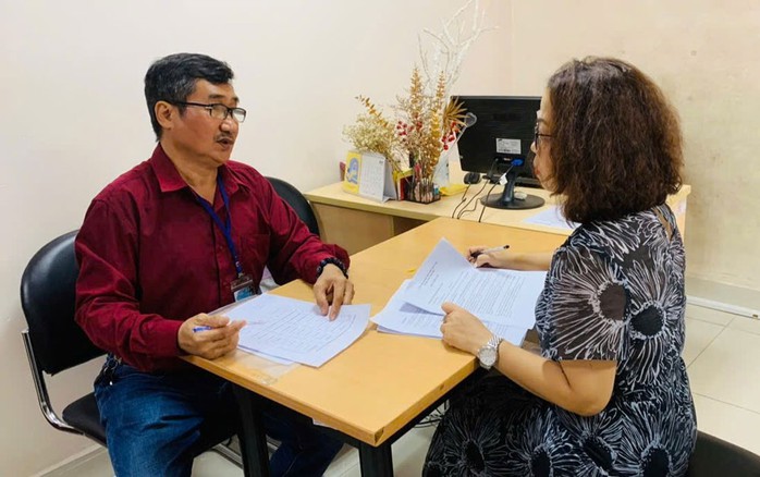 Người lao động đến Báo Người Lao Động nhờ can thiệp, bảo vệ quyền lợi. Ảnh: TRÂM ANH Người lao động đến Báo Người Lao Động nhờ can thiệp, bảo vệ quyền lợi. Ảnh: TRÂM ANH