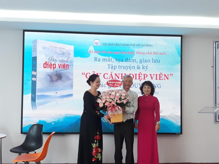 Ra mắt sách "Gãy cánh điệp viên"- Ảnh 1. Ra mắt sách "Gãy cánh điệp viên"- Ảnh 1.