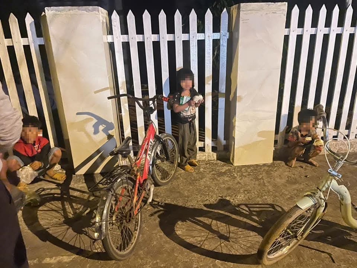 3 cháu nhỏ đạp xe gần 50km vì nhớ cha: Thiếu thốn tình cảm của cha mẹ!- Ảnh 1. 3 cháu nhỏ đạp xe gần 50km vì nhớ cha: Thiếu thốn tình cảm của cha mẹ!- Ảnh 1.