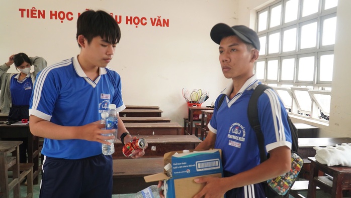 VIDEO: Ý chí của nam sinh lớp 11 ở Cà Mau- Ảnh 4. VIDEO: Ý chí của nam sinh lớp 11 ở Cà Mau- Ảnh 4.