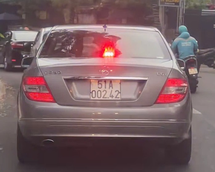 Cảnh sát làm việc với người lái ô tô hiệu Mercedes bật đèn giống đèn ưu tiên- Ảnh 2. Cảnh sát làm việc với người lái ô tô hiệu Mercedes bật đèn giống đèn ưu tiên- Ảnh 2.