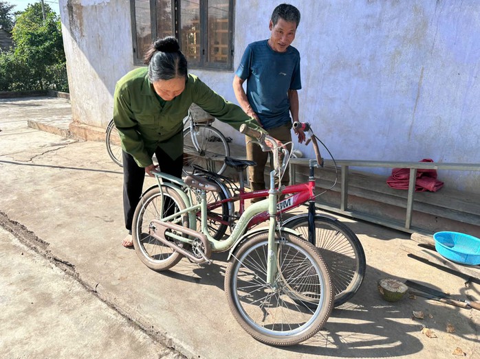 3 cháu nhỏ đạp xe gần 50km vì nhớ cha: Thiếu thốn tình cảm của cha mẹ!- Ảnh 2. 3 cháu nhỏ đạp xe gần 50km vì nhớ cha: Thiếu thốn tình cảm của cha mẹ!- Ảnh 2.