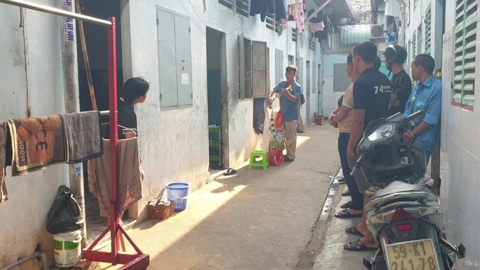 CLIP: Nam thanh niên nằm chết trước cửa phòng trọ, trên cổ có vết thương- Ảnh 2. CLIP: Nam thanh niên nằm chết trước cửa phòng trọ, trên cổ có vết thương- Ảnh 2.