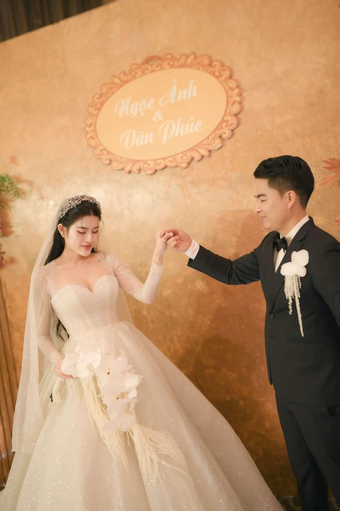 Quang Lê tặng cho người quản lý nửa tỉ đồng làm của hồi môn- Ảnh 3. Quang Lê tặng cho người quản lý nửa tỉ đồng làm của hồi môn- Ảnh 3.