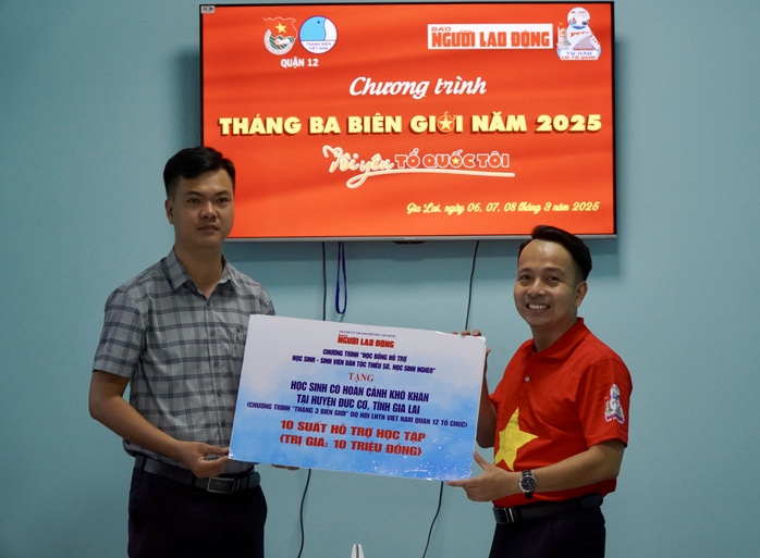 Báo Người Lao Động trao cờ Tổ quốc, học bổng đến Quận đoàn 12- Ảnh 2. Báo Người Lao Động trao cờ Tổ quốc, học bổng đến Quận đoàn 12- Ảnh 2.