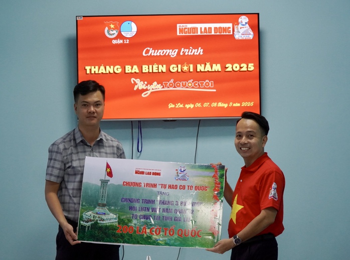 Báo Người Lao Động trao cờ Tổ quốc, học bổng đến Quận đoàn 12- Ảnh 1. Báo Người Lao Động trao cờ Tổ quốc, học bổng đến Quận đoàn 12- Ảnh 1.