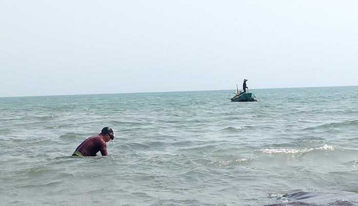 CLIP: Xuyên trưa lặn bắt tôm hùm con, kiếm tiền triệu mỗi ngày- Ảnh 2. CLIP: Xuyên trưa lặn bắt tôm hùm con, kiếm tiền triệu mỗi ngày- Ảnh 2.
