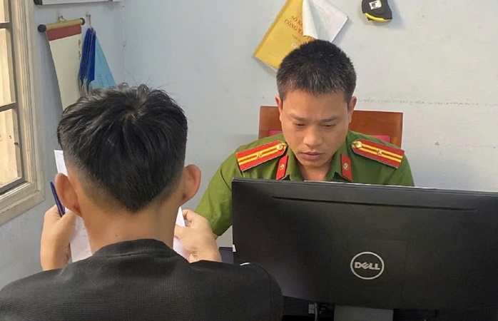 Thanh niên đăng clip múa kiếm lên Tiktok, nói không sợ công an- Ảnh 2. Thanh niên đăng clip múa kiếm lên Tiktok, nói không sợ công an- Ảnh 2.
